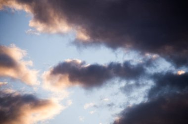 Gökyüzünde gün batımında güzel muhteşem bulutlar