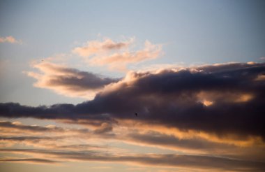 Gökyüzünde gün batımında güzel muhteşem bulutlar