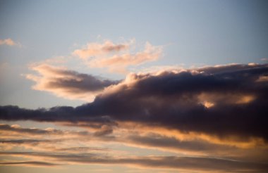 Gökyüzünde gün batımında güzel muhteşem bulutlar