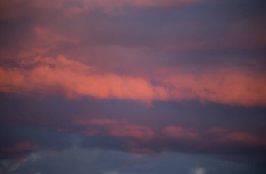 Gökyüzünde gün batımında güzel muhteşem bulutlar