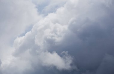 Pofuduk bulutlar kaplar yaz mavi gökyüzünü