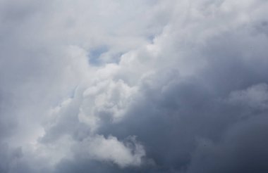 Pofuduk bulutlar kaplar yaz mavi gökyüzünü