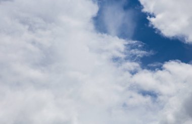 Pofuduk bulutlar kaplar yaz mavi gökyüzünü