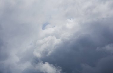 Pofuduk bulutlar kaplar yaz mavi gökyüzünü