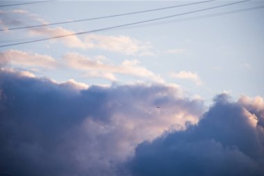 Pofuduk bulutlar kaplar yaz mavi gökyüzünü