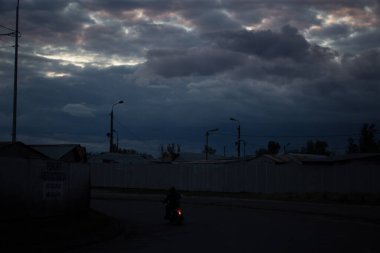 Pofuduk bulutlar kaplar yaz mavi gökyüzünü