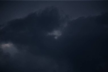 Pofuduk bulutlar kaplar yaz mavi gökyüzünü