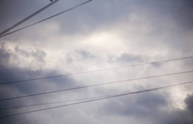 Pofuduk bulutlar kaplar yaz mavi gökyüzünü