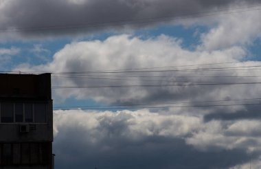 Pofuduk bulutlar kaplar yaz mavi gökyüzünü