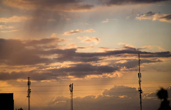 空に沈む夕日の美しい壮大な雲 — ストック写真