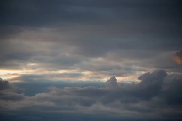 Пухнасті Хмари Покривають Літнє Блакитне Небо — стокове фото