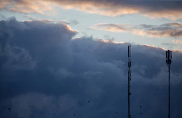 Пухнасті Хмари Покривають Літнє Блакитне Небо — стокове фото