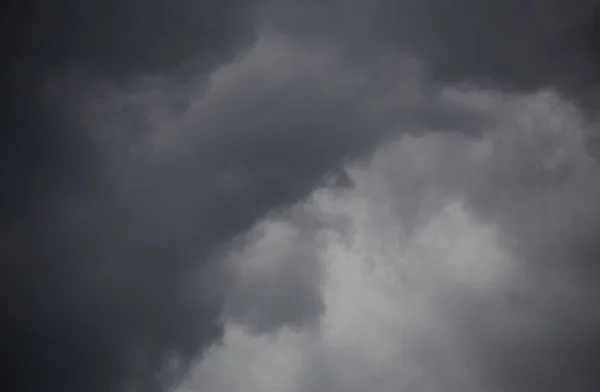 Nubes Esponjosas Cubren Cielo Azul Del Verano — Foto de Stock