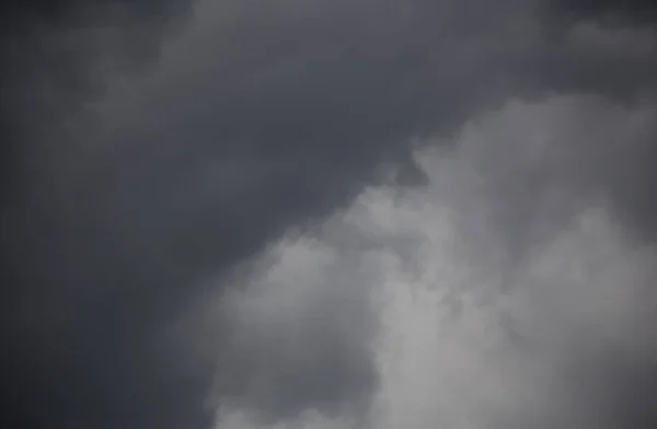 Flauschige Wolken Bedecken Den Sommerblauen Himmel — Stockfoto