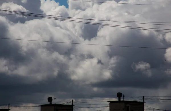夏の青空を覆うふわふわの雲 — ストック写真