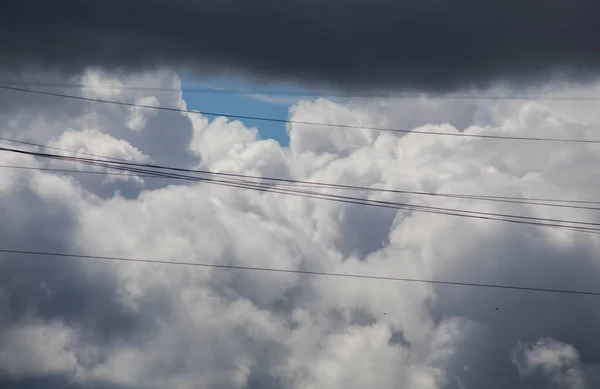 Fluffiga Moln Täcker Den Sommarblå Himlen — Stockfoto