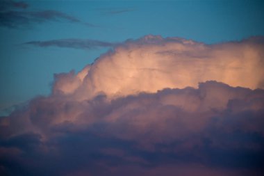 Gökyüzünde gün batımında güzel muhteşem bulutlar