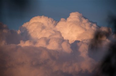 Gökyüzünde gün batımında güzel muhteşem bulutlar