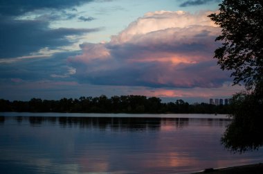 Gökyüzünde gün batımında güzel muhteşem bulutlar