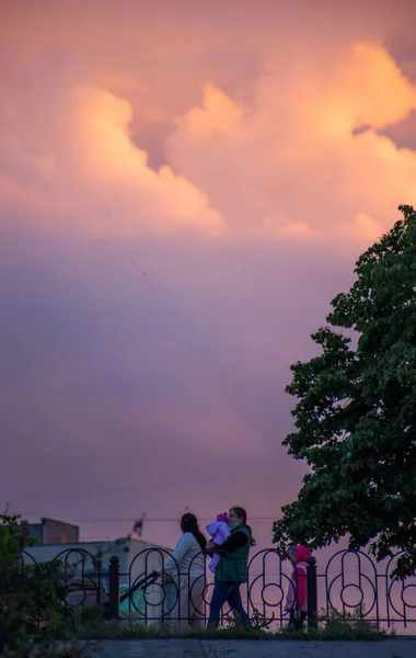 空に沈む夕日の美しい壮大な雲 — ストック写真