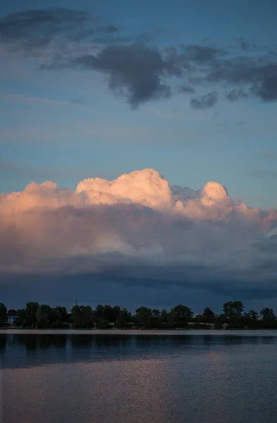 Belle Magnifiche Nuvole Tramonto Nel Cielo — Foto Stock