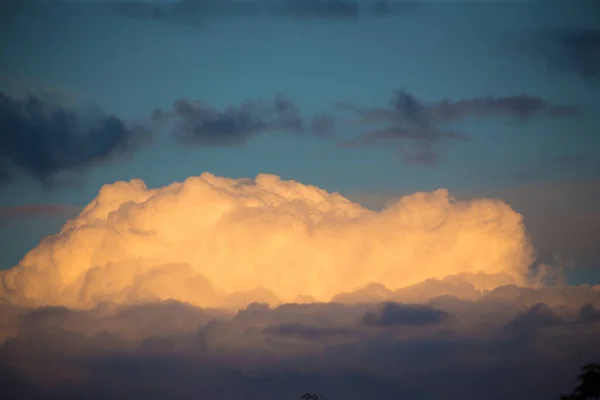 美丽壮丽的云彩在夕阳西下 — 图库照片