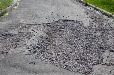 Kırık asfalt ve yol yüzeyindeki çatlaklar.