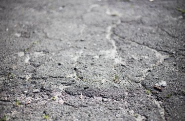 Kırık asfalt ve yol yüzeyindeki çatlaklar.