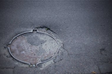 Kırık asfalt ve yol yüzeyindeki çatlaklar.