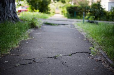 Kırık asfalt ve yol yüzeyindeki çatlaklar.