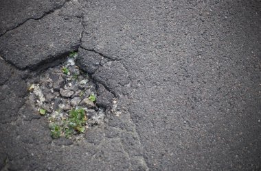 Kırık asfalt ve yol yüzeyindeki çatlaklar.