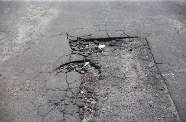 Kırık asfalt ve yol yüzeyindeki çatlaklar.