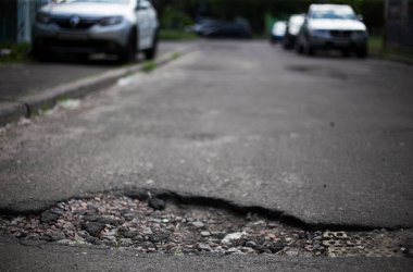 Kırık asfalt ve yol yüzeyindeki çatlaklar.