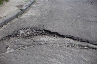 Kırık asfalt ve yol yüzeyindeki çatlaklar.