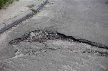 Kırık asfalt ve yol yüzeyindeki çatlaklar.