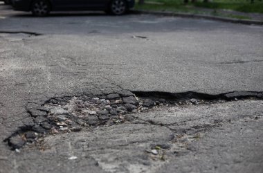 Kırık asfalt ve yol yüzeyindeki çatlaklar.