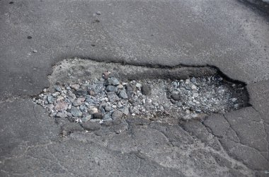 Kırık asfalt ve yol yüzeyindeki çatlaklar.