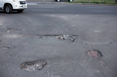 Kırık asfalt ve yol yüzeyindeki çatlaklar.