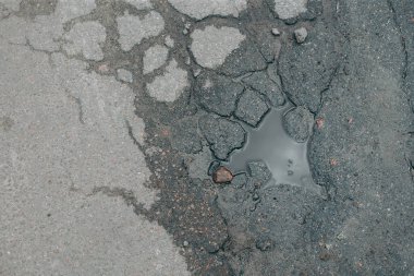 Kırık asfalt ve yol yüzeyindeki çatlaklar.