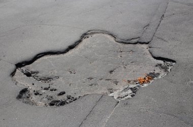 Kırık asfalt ve yol yüzeyindeki çatlaklar.