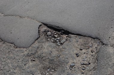 Kırık asfalt ve yol yüzeyindeki çatlaklar.