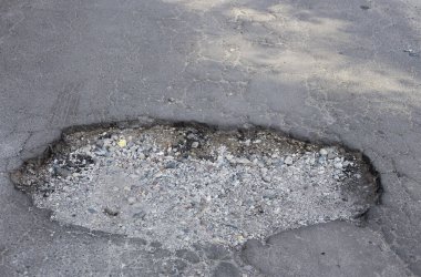 Kırık asfalt ve yol yüzeyindeki çatlaklar.