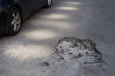 Kırık asfalt ve yol yüzeyindeki çatlaklar.