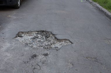 Kırık asfalt ve yol yüzeyindeki çatlaklar.