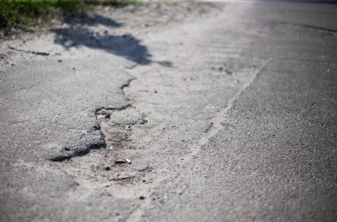 Kırık asfalt ve yol yüzeyindeki çatlaklar.