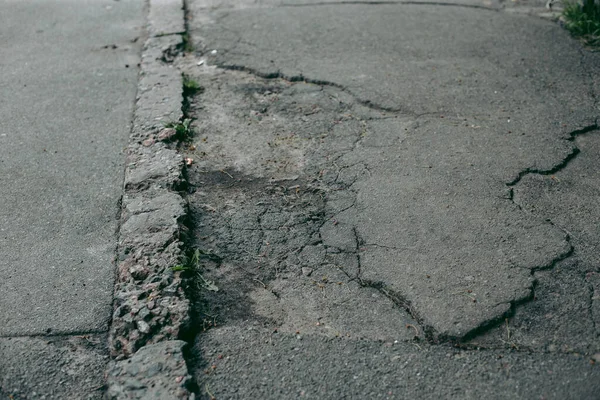 柏油碎裂和路面裂缝 — 图库照片