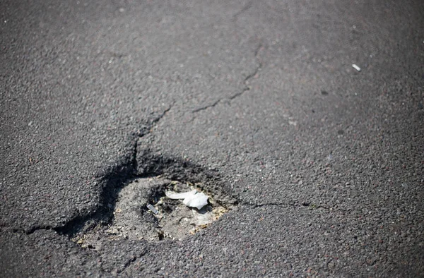 道路表面の壊れたアスファルトや亀裂 — ストック写真