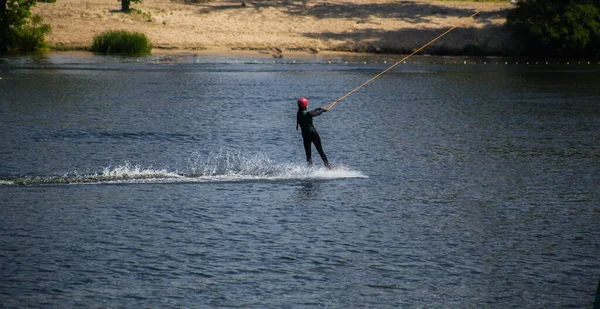 Άνθρωπος Κάνει Wakeboarding Στο Νερό Καλοκαίρι Ένα Κράνος Και Βρεγμένο — Φωτογραφία Αρχείου