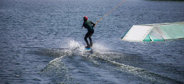 Hombre Hace Wakeboarding Agua Verano Casco Traje Neopreno — Foto de Stock