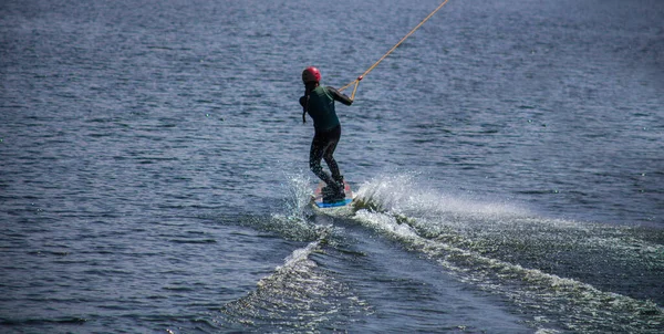 Homme Fait Wakeboard Sur Eau Été Avec Casque Une Combinaison — Photo